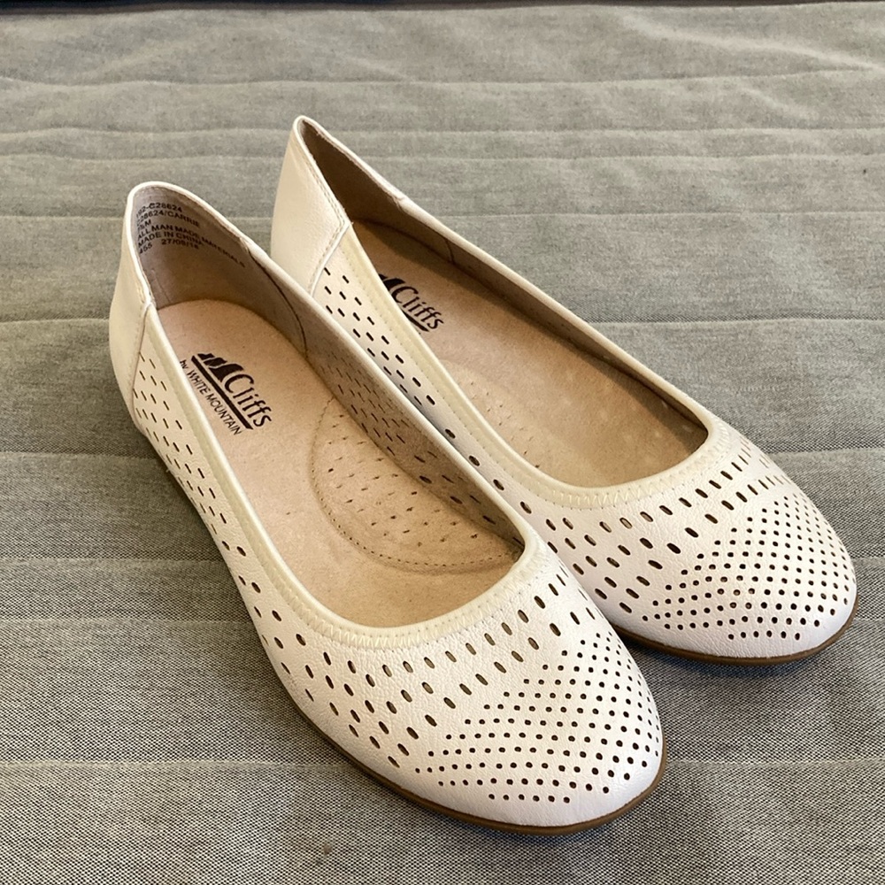 NWOT Cliffs by White Mountain Flats with Perforated Design